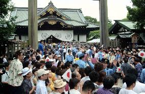 (4)Koizumi visits Yasukuni Shrine